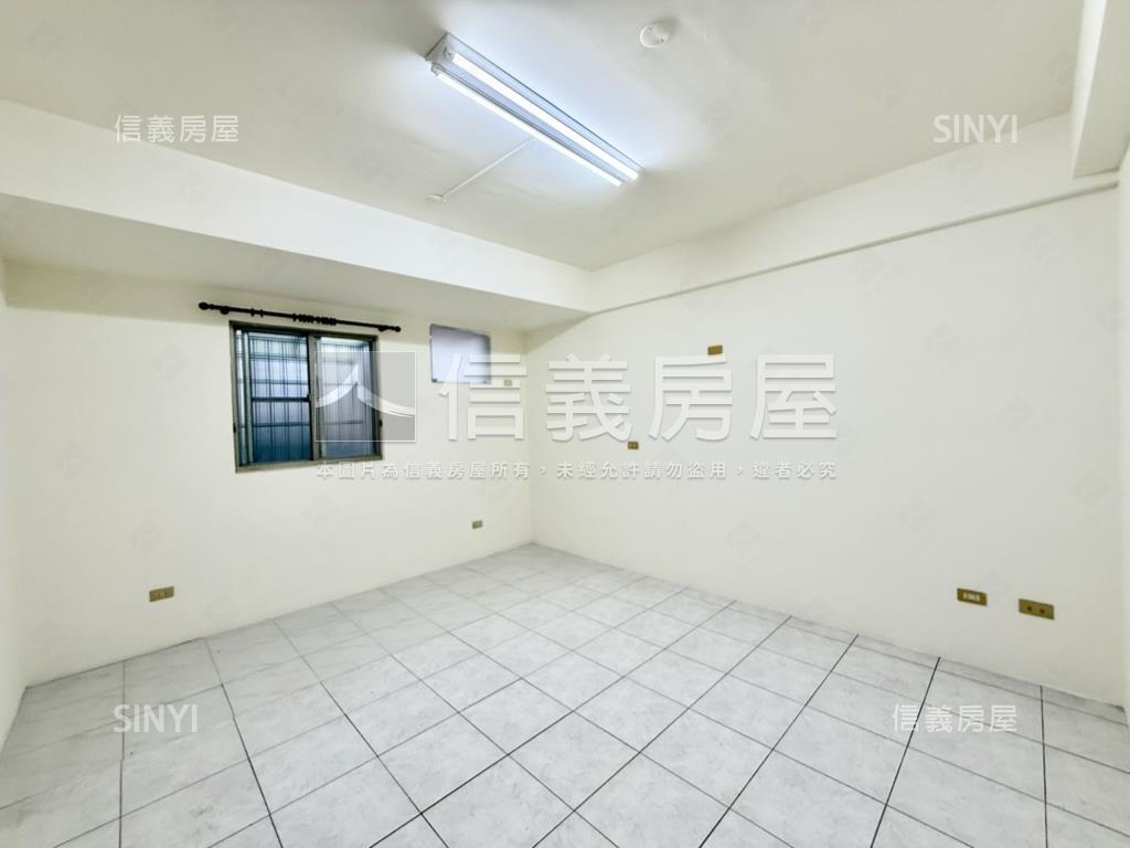 高雄市區近公園車庫透天房屋室內格局與周邊環境