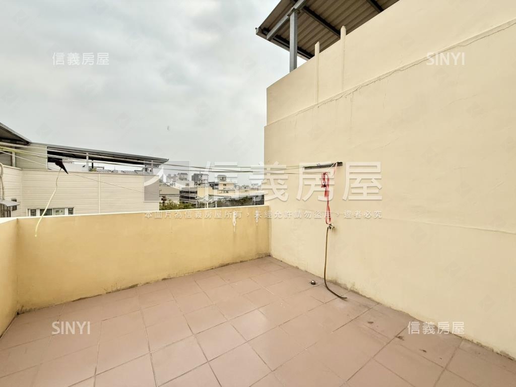 高雄市區近公園車庫透天房屋室內格局與周邊環境