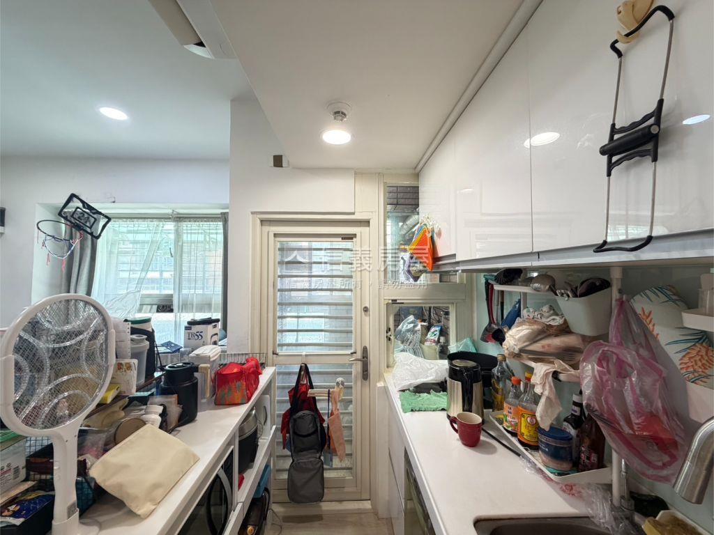 集賢燙金兩房車位房屋室內格局與周邊環境