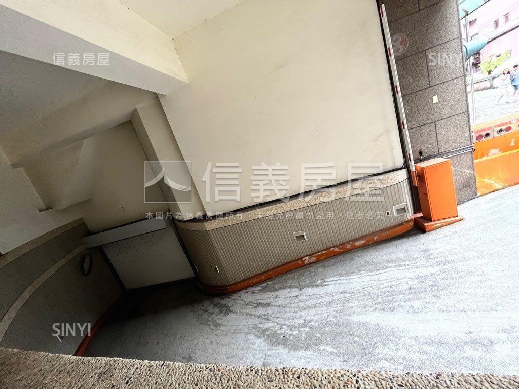 超急售紐約塔式車位房屋室內格局與周邊環境