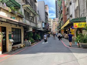 和平街人潮店面