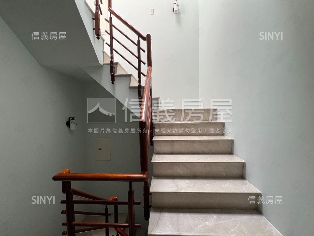 南區輕屋齡大面寬車墅房屋室內格局與周邊環境