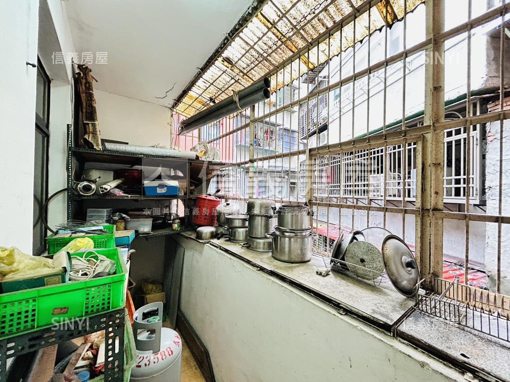 近徐匯中學捷運站的三樓房屋室內格局與周邊環境