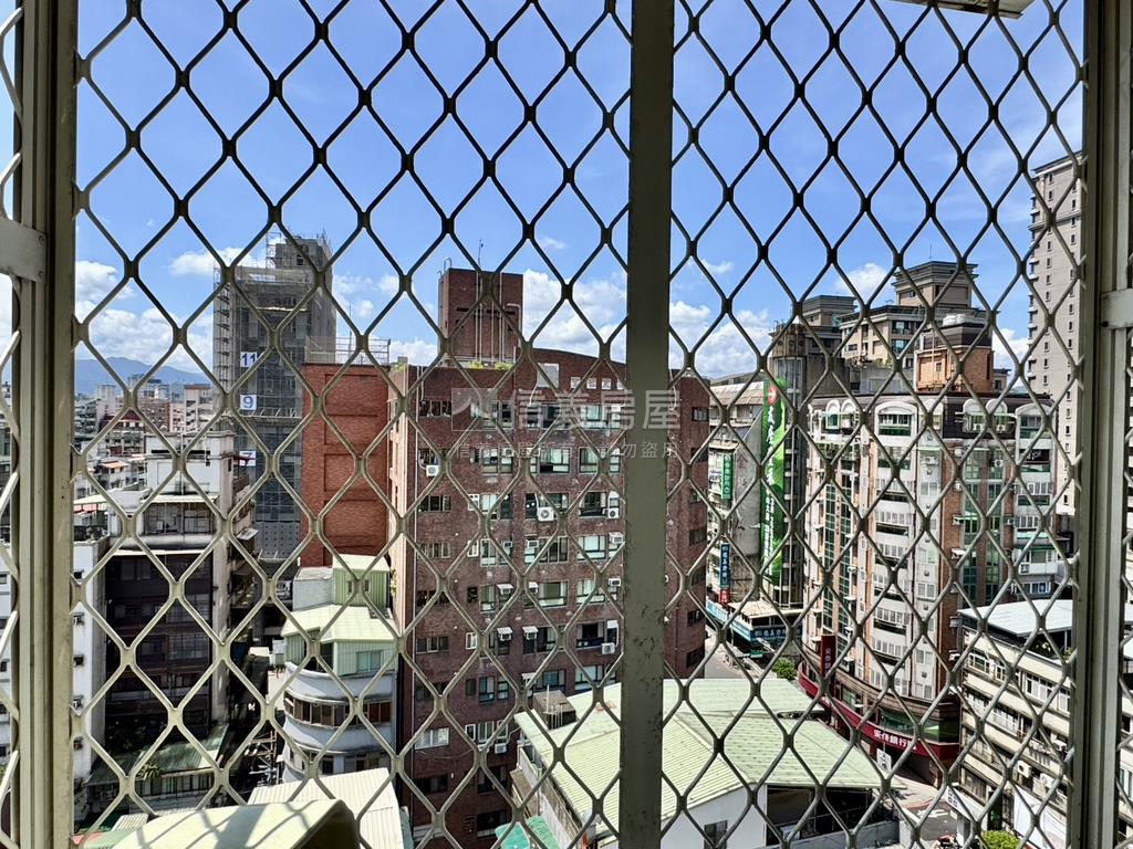 腳踏金庫高樓景觀房屋室內格局與周邊環境