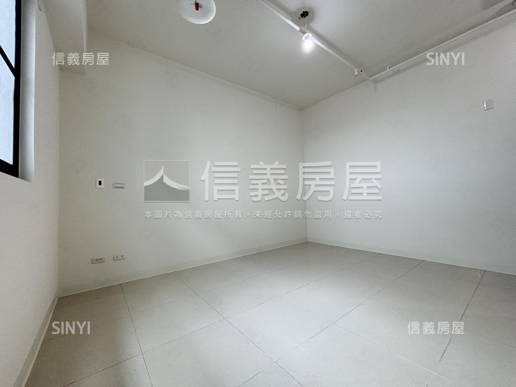 陽光樹｜次頂樓露臺雙車位房屋室內格局與周邊環境
