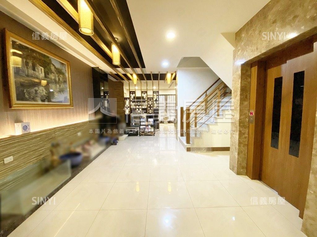 東港熱鬧大面寬電梯雙透店房屋室內格局與周邊環境