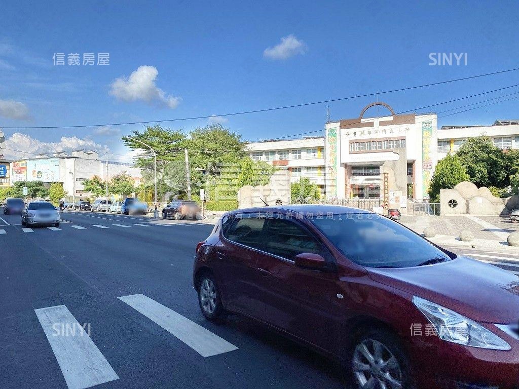 東港熱鬧大面寬電梯雙透店房屋室內格局與周邊環境