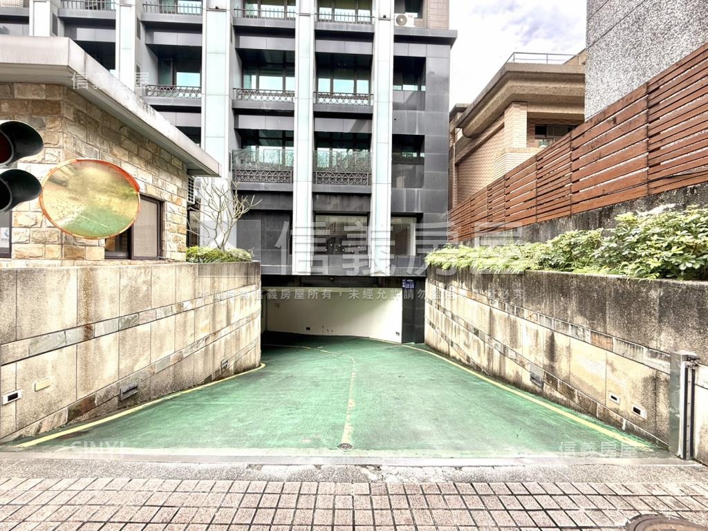 【新接】新紐約Ｂ１車位房屋室內格局與周邊環境