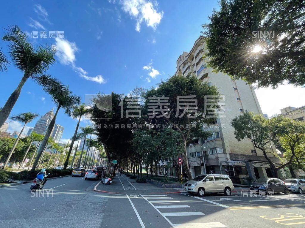 仁愛路面林蔭四房附大車位房屋室內格局與周邊環境