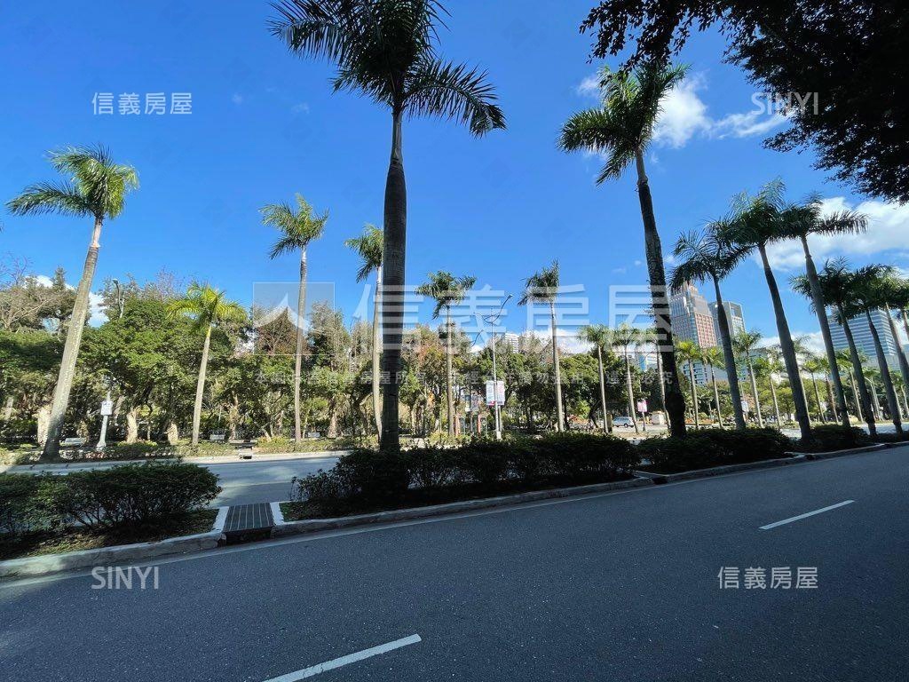 仁愛路面林蔭四房附大車位房屋室內格局與周邊環境
