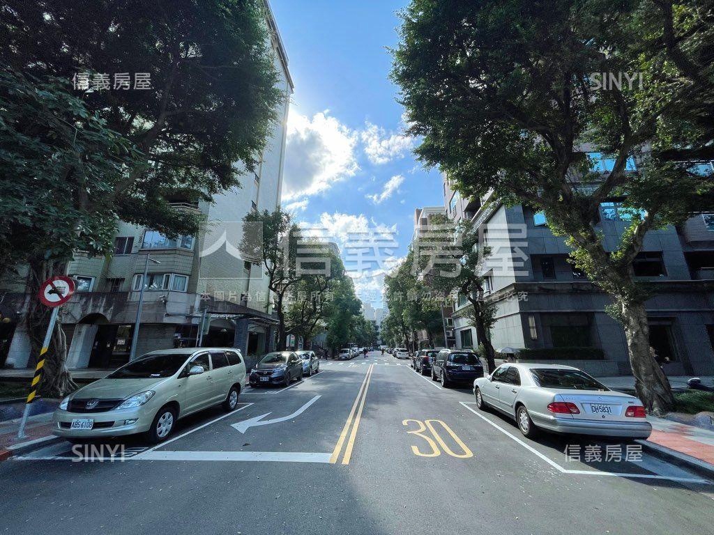 仁愛路面林蔭四房附大車位房屋室內格局與周邊環境