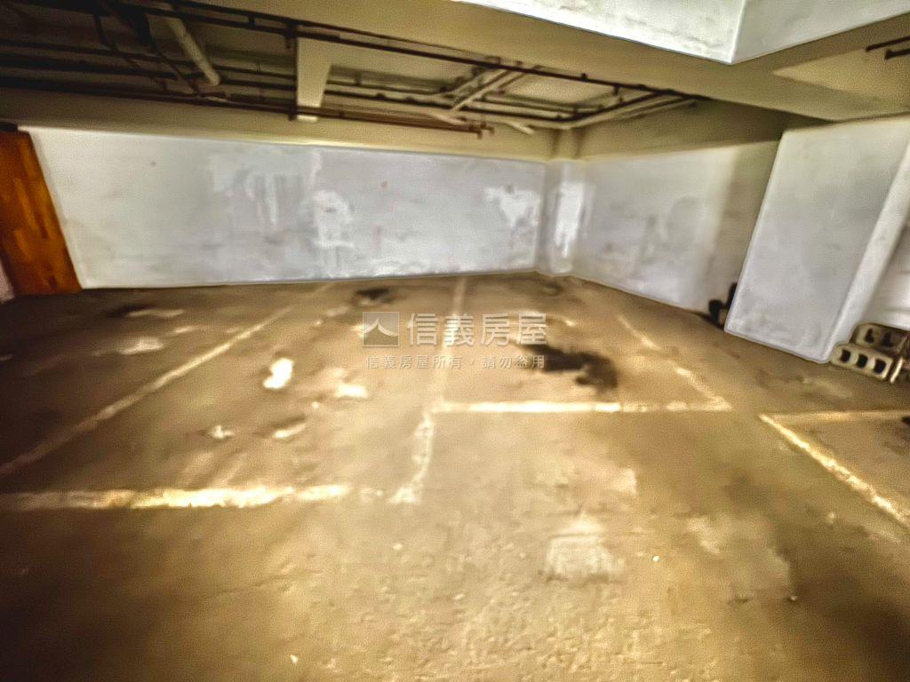 近市民廣場辦公室附雙車位房屋室內格局與周邊環境