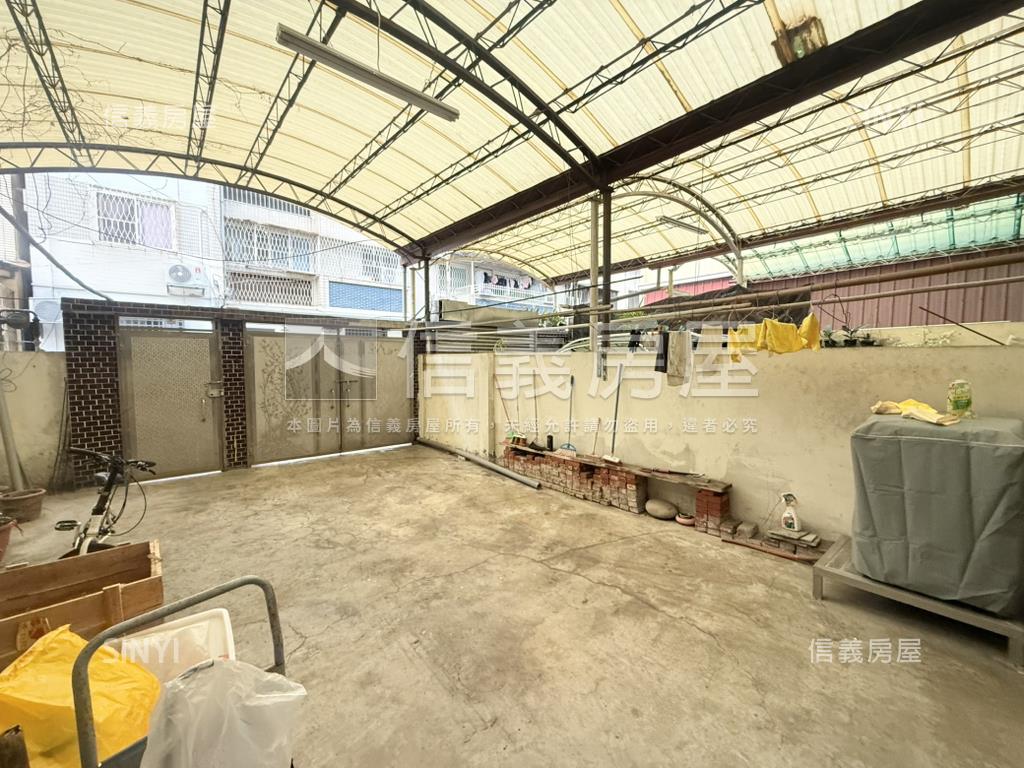 一點利旁大地坪邊間別墅房屋室內格局與周邊環境