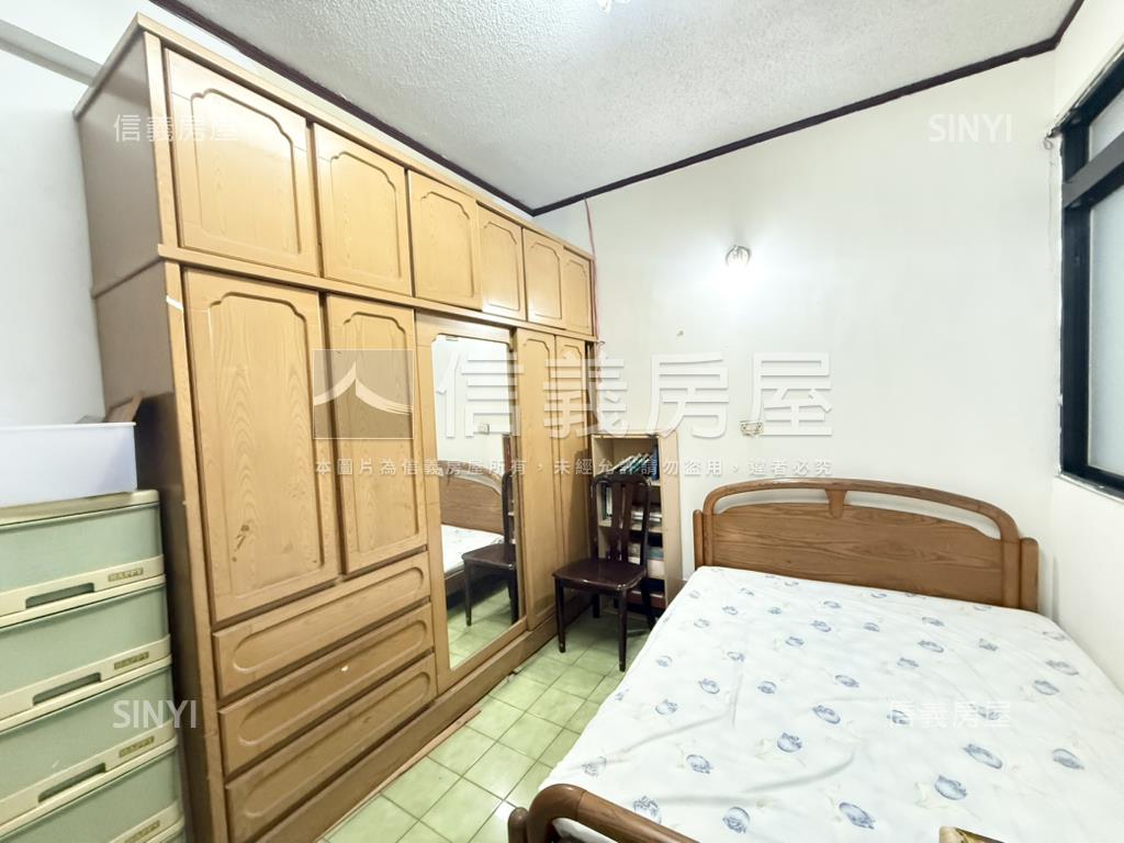 一點利旁大地坪邊間別墅房屋室內格局與周邊環境