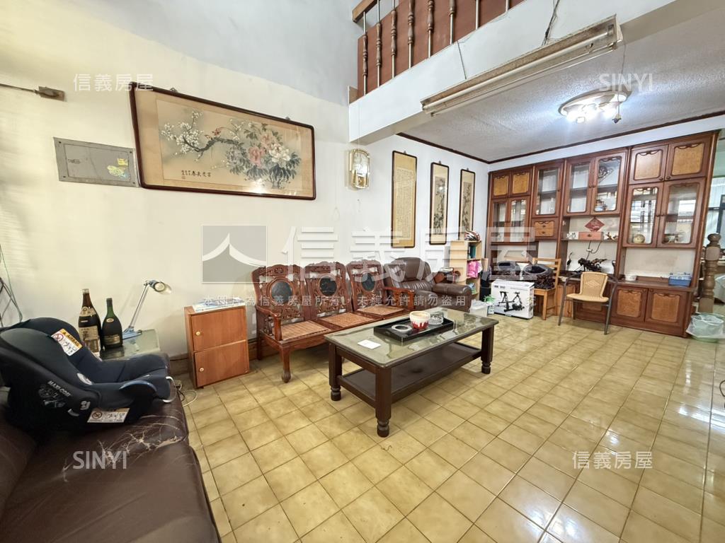 一點利旁大地坪邊間別墅房屋室內格局與周邊環境