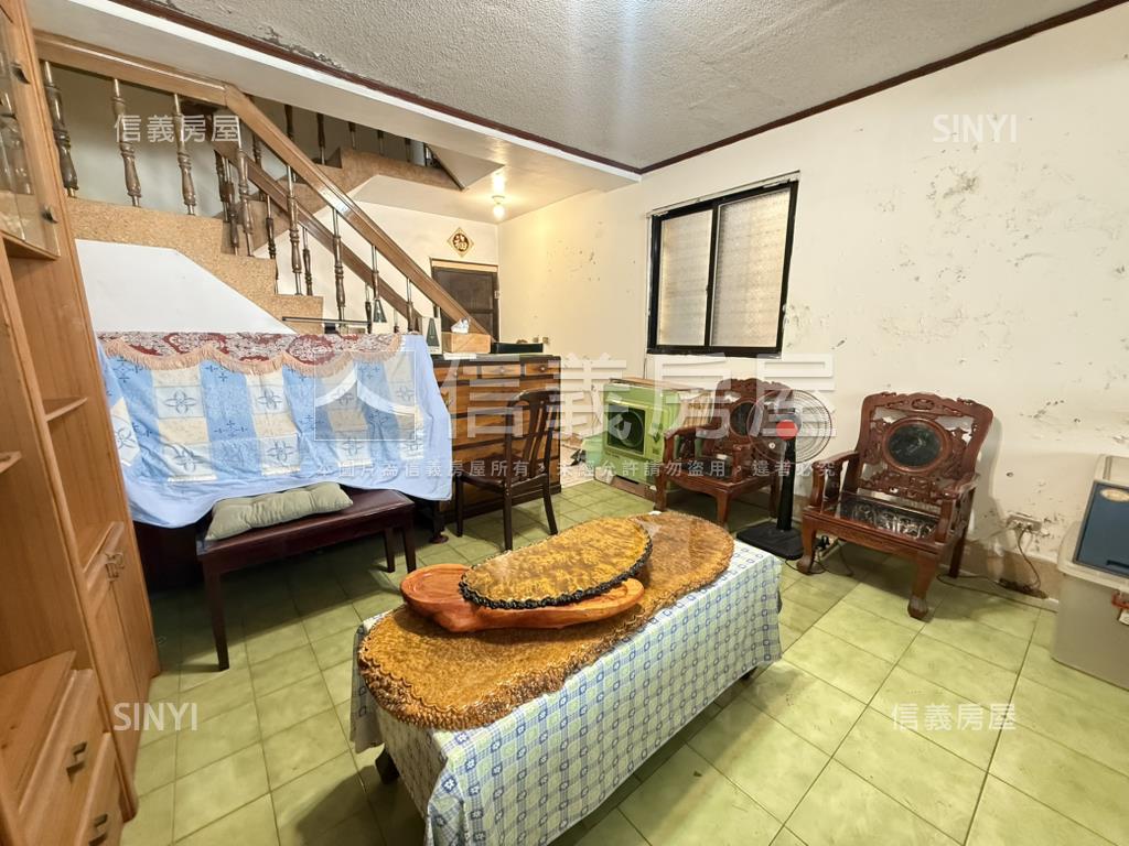 一點利旁大地坪邊間別墅房屋室內格局與周邊環境