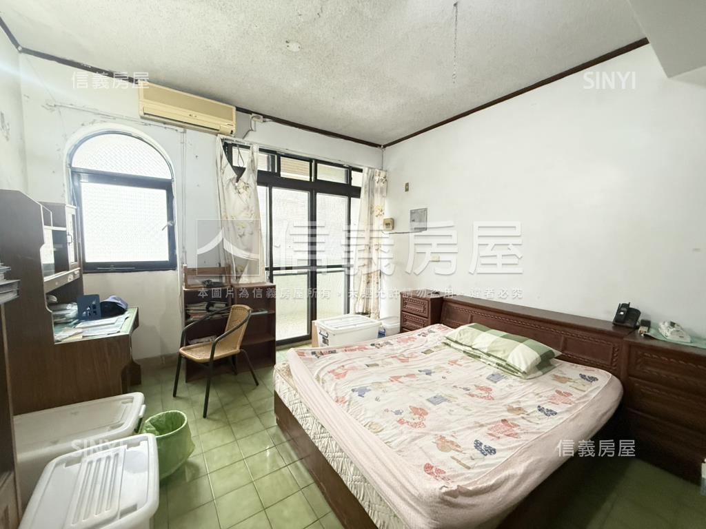 一點利旁大地坪邊間別墅房屋室內格局與周邊環境