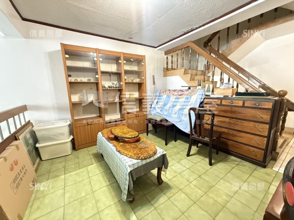 一點利旁大地坪邊間別墅房屋室內格局與周邊環境