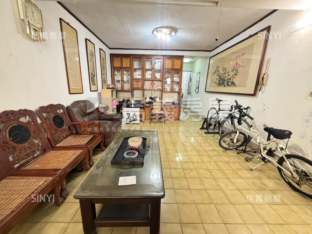 一點利旁大地坪邊間別墅房屋室內格局與周邊環境