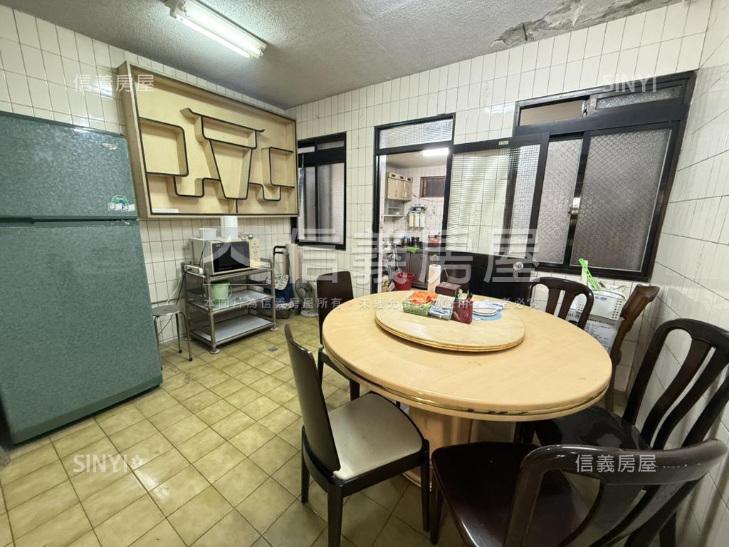 一點利旁大地坪邊間別墅房屋室內格局與周邊環境