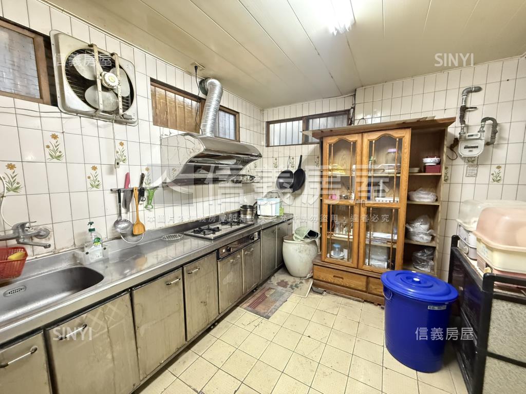 一點利旁大地坪邊間別墅房屋室內格局與周邊環境