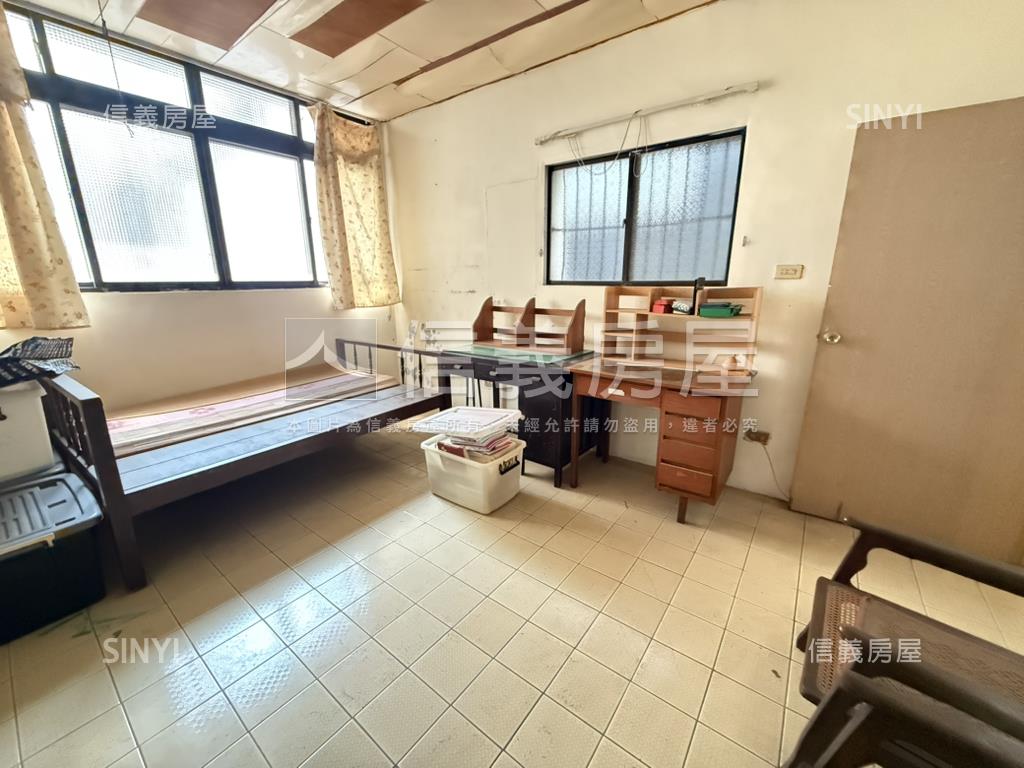 一點利旁大地坪邊間別墅房屋室內格局與周邊環境