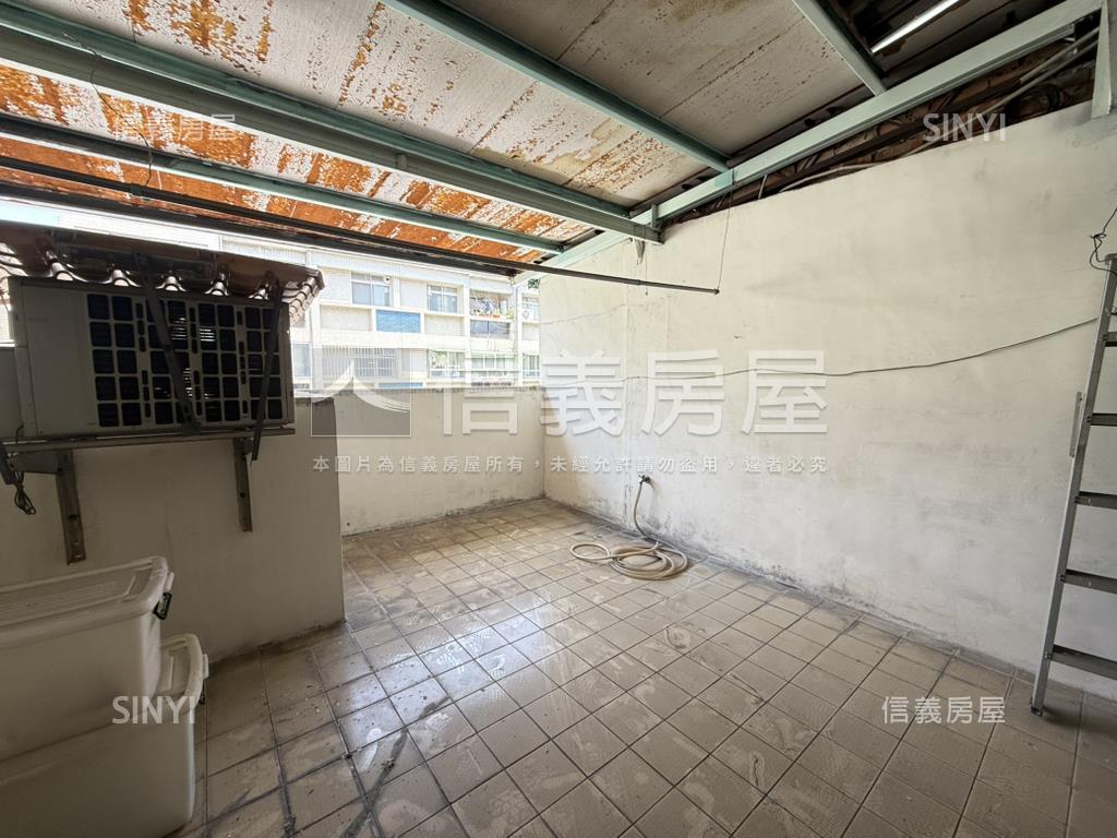 一點利旁大地坪邊間別墅房屋室內格局與周邊環境