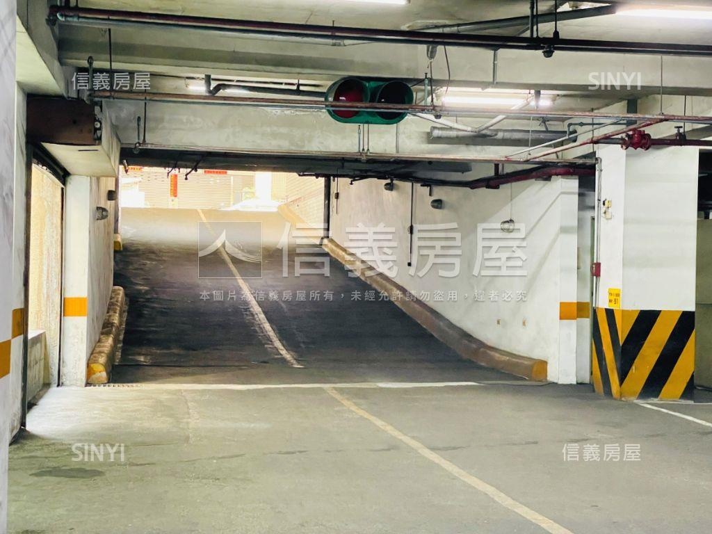 學區收租店面附車位房屋室內格局與周邊環境