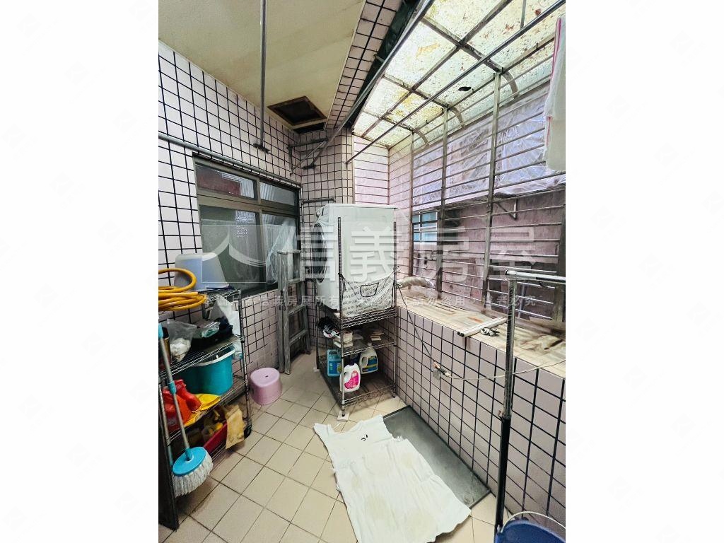 新店捷運站附近店鋪好停車房屋室內格局與周邊環境