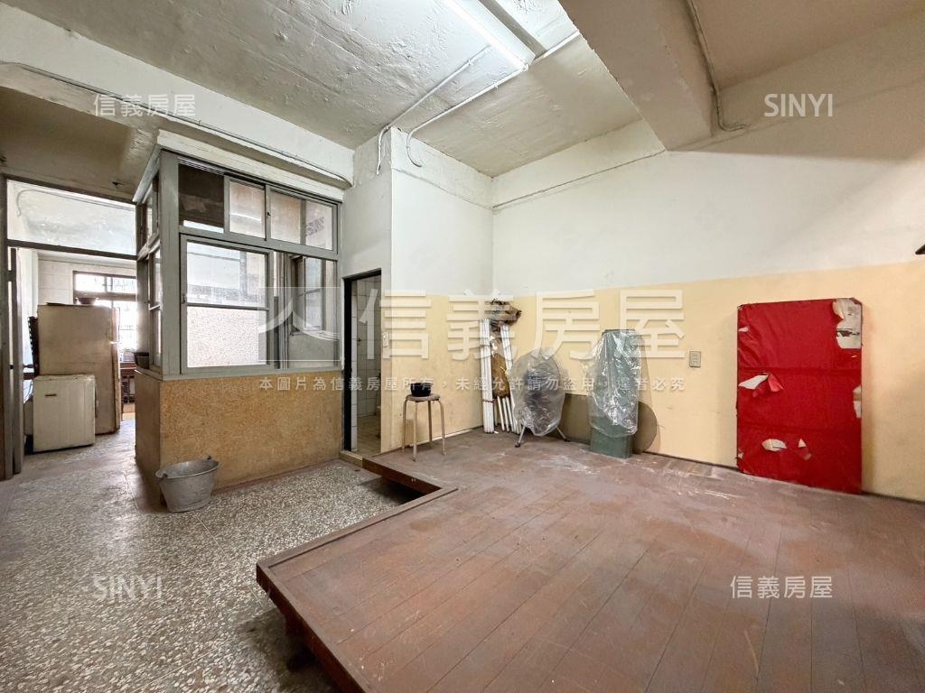 近火車站前◆臨路金透店房屋室內格局與周邊環境