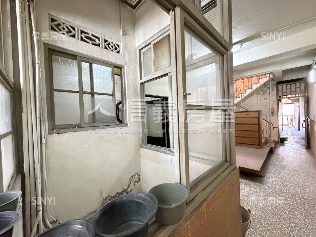 近火車站前◆臨路金透店房屋室內格局與周邊環境