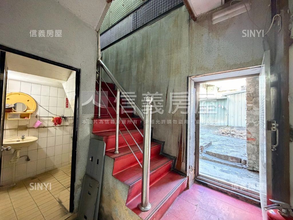 近火車站前◆臨路金透店房屋室內格局與周邊環境