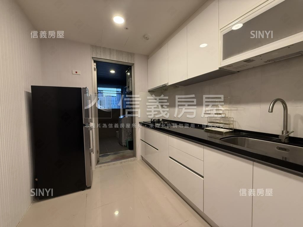 精美Ｗ皇翔御花園有附車位房屋室內格局與周邊環境