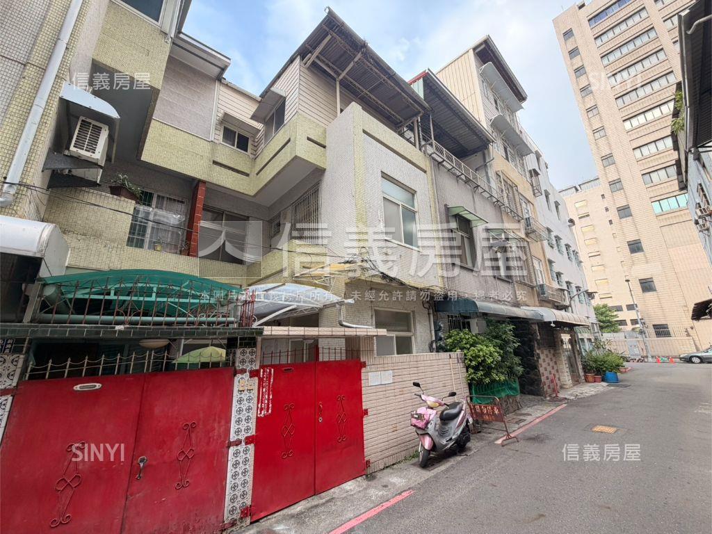 近文化捷運３Ｆ車庫透天房屋室內格局與周邊環境