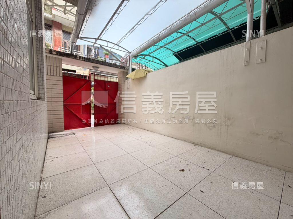 近文化捷運３Ｆ車庫透天房屋室內格局與周邊環境