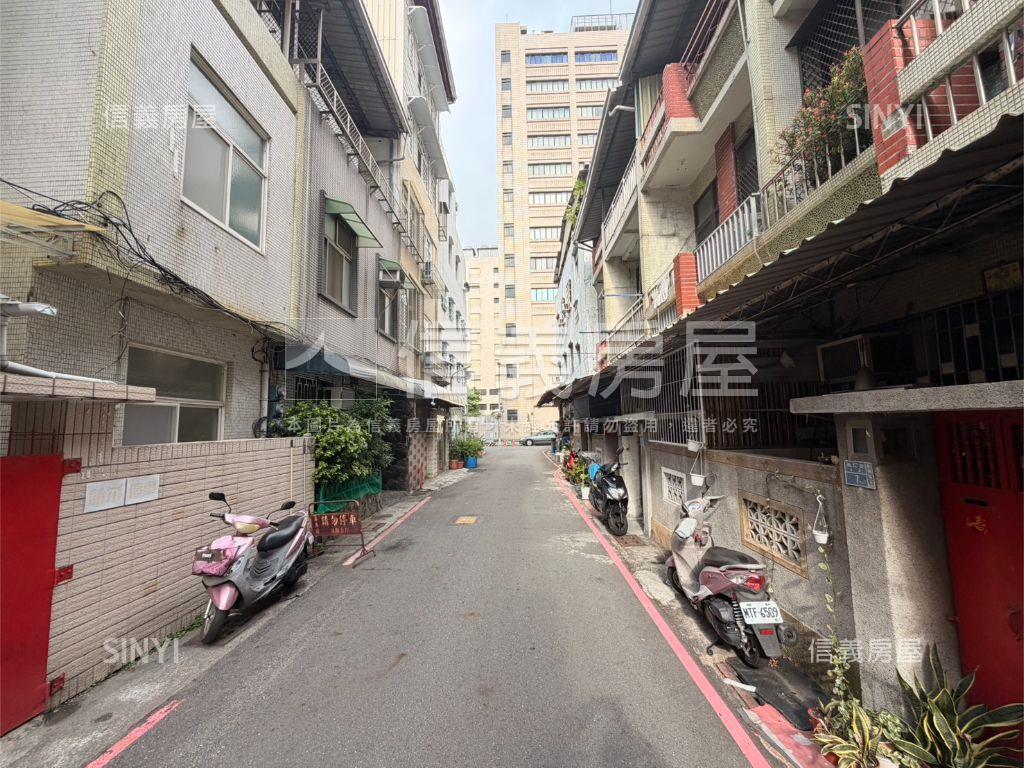 近文化捷運３Ｆ車庫透天房屋室內格局與周邊環境