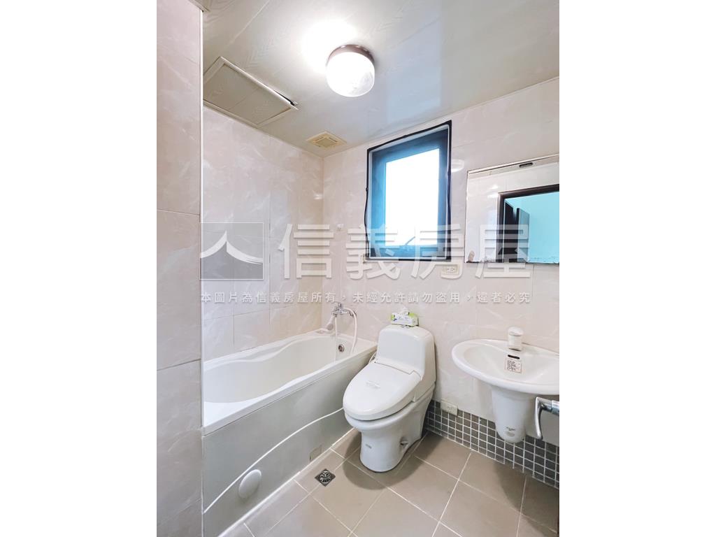 花園泳池邊間ＮＩＣＥ房屋室內格局與周邊環境