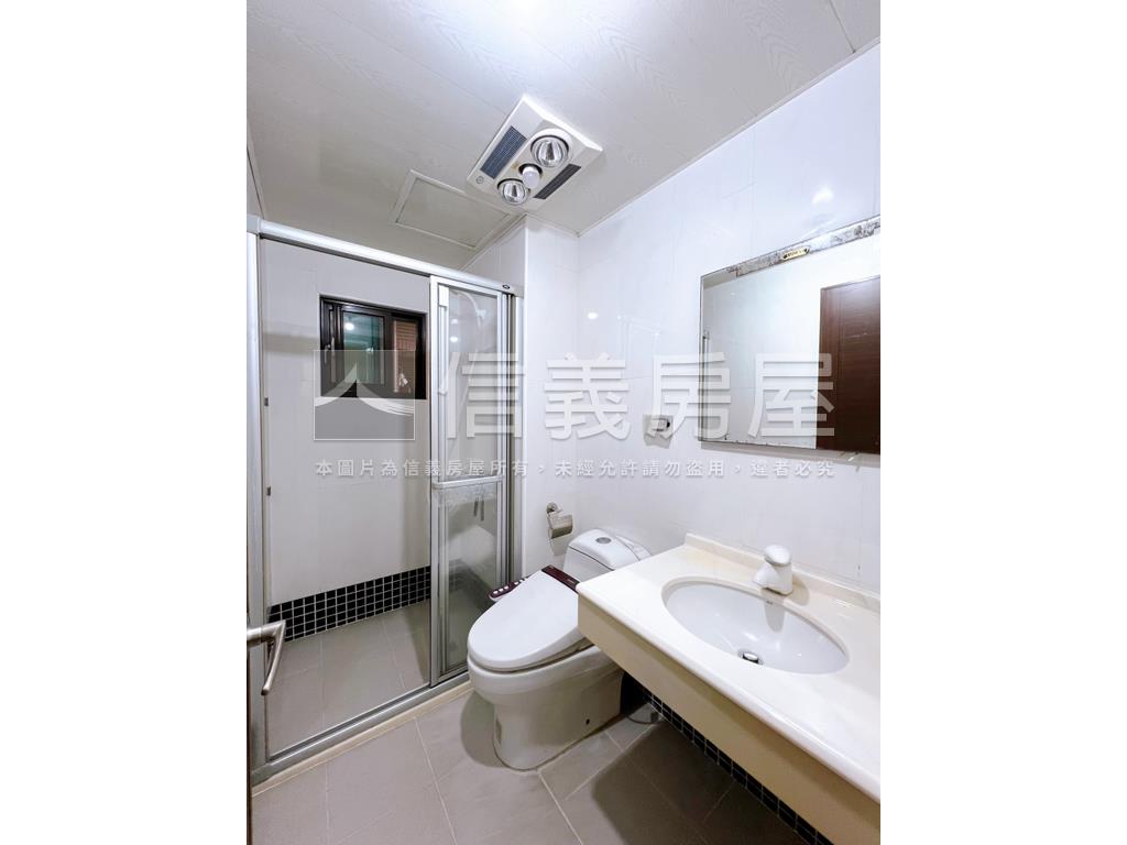 花園泳池邊間ＮＩＣＥ房屋室內格局與周邊環境