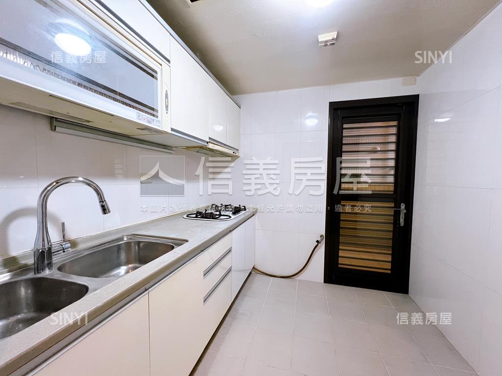 花園泳池邊間ＮＩＣＥ房屋室內格局與周邊環境