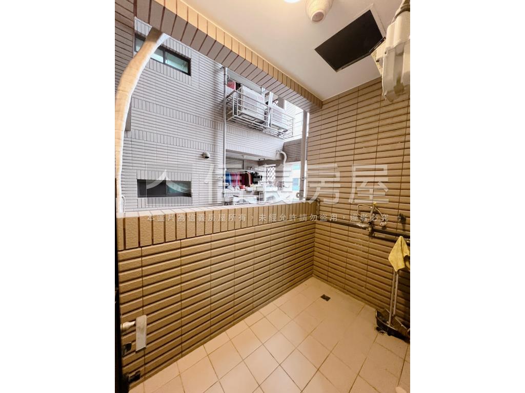 花園泳池邊間ＮＩＣＥ房屋室內格局與周邊環境