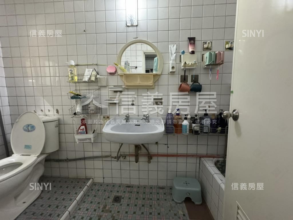 苓雅忠孝正路黃金透天店面房屋室內格局與周邊環境