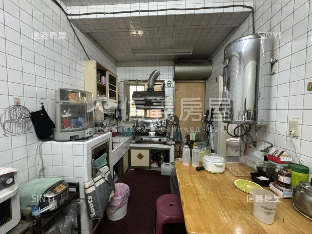苓雅忠孝正路黃金透天店面房屋室內格局與周邊環境