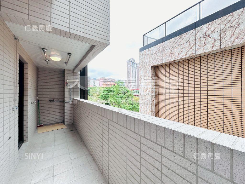 人生有明暗這間開窗看河岸房屋室內格局與周邊環境