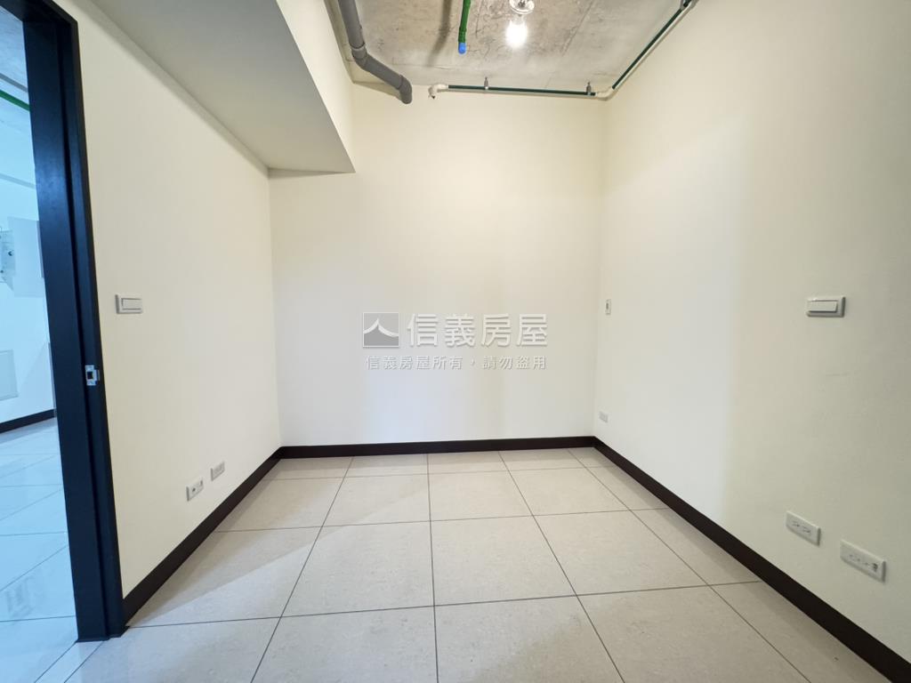 亞灣聯上全新未住２房房屋室內格局與周邊環境