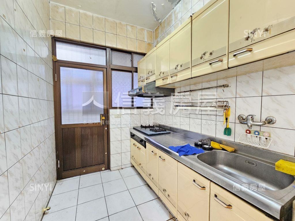 稀有近龍岡國小電梯大兩房房屋室內格局與周邊環境