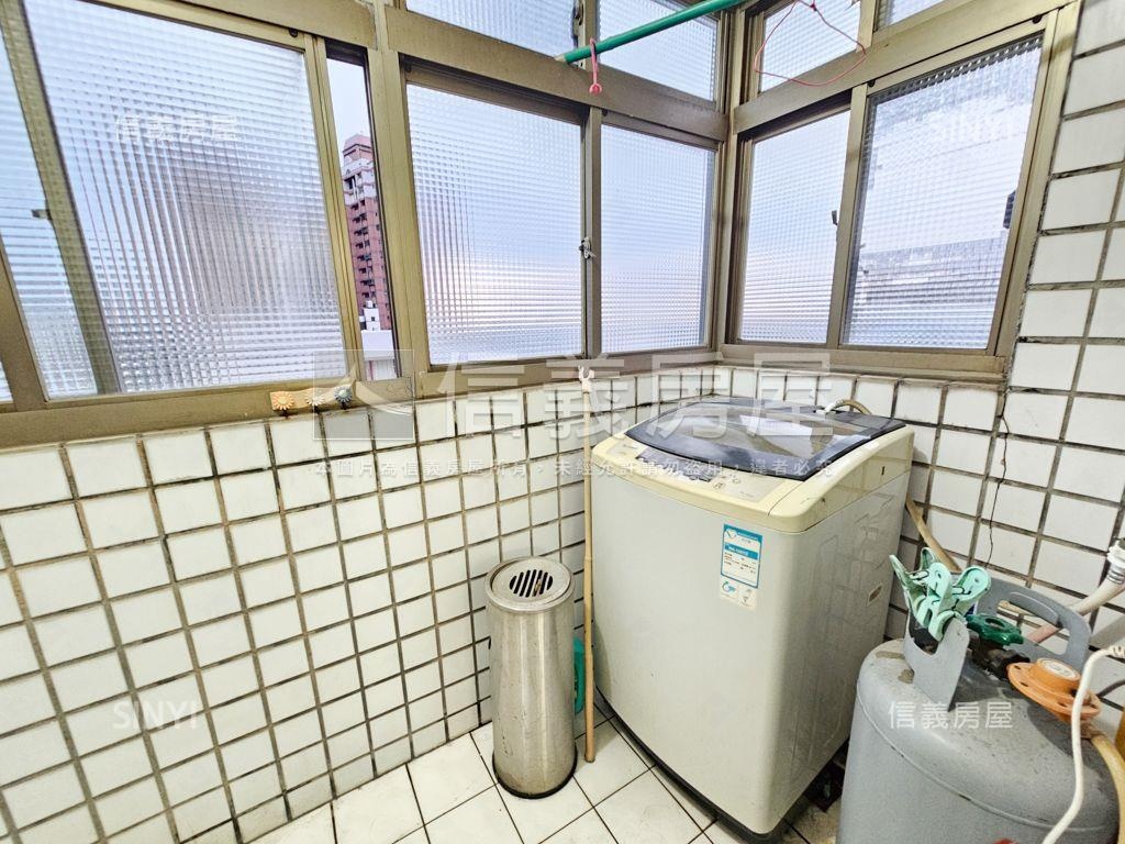 稀有近龍岡國小電梯大兩房房屋室內格局與周邊環境