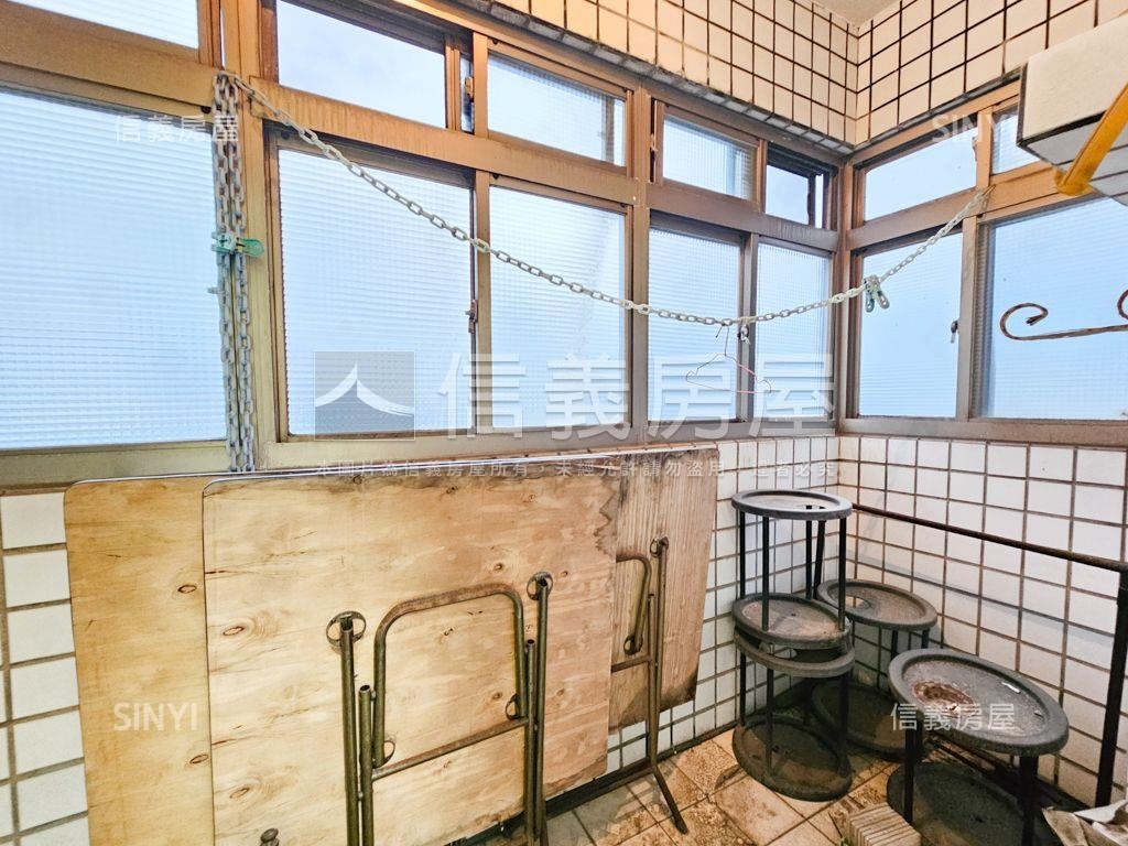 稀有近龍岡國小電梯大兩房房屋室內格局與周邊環境