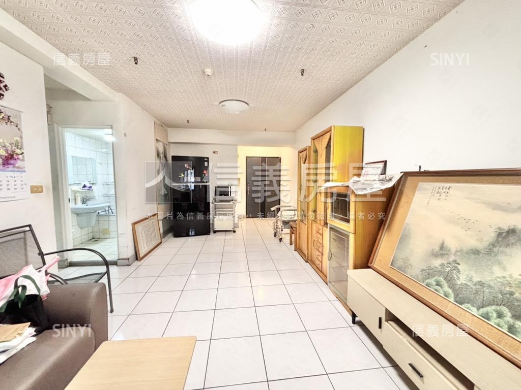 首選套房，獨立陽台及廚房房屋室內格局與周邊環境