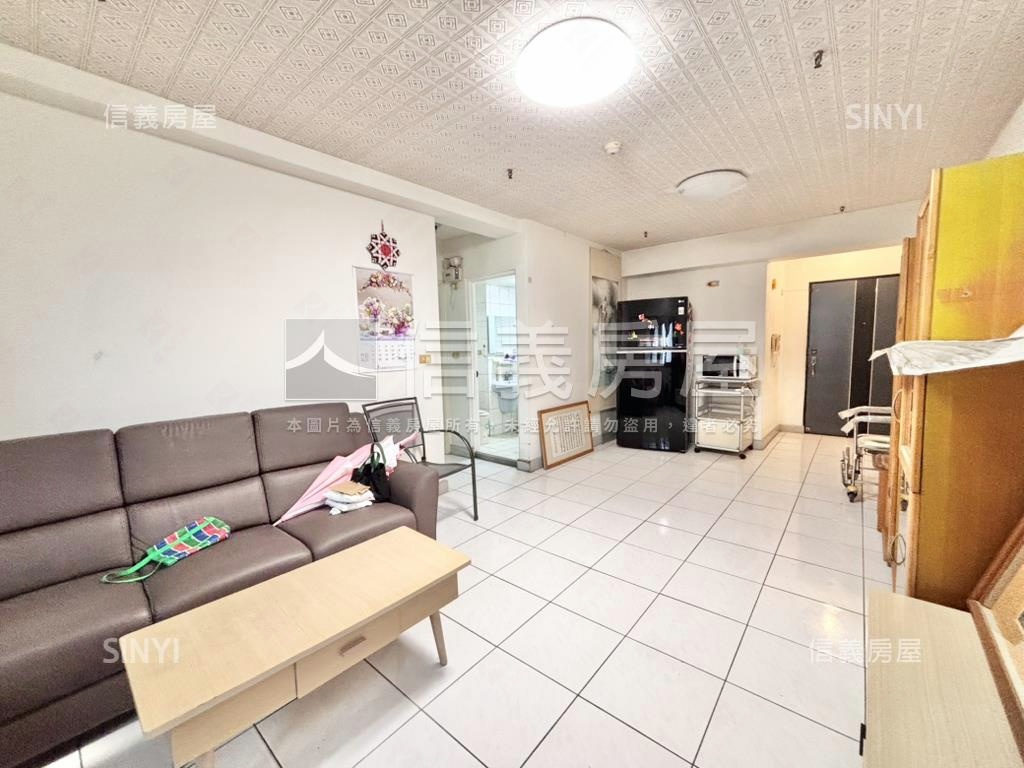 首選套房，獨立陽台及廚房房屋室內格局與周邊環境