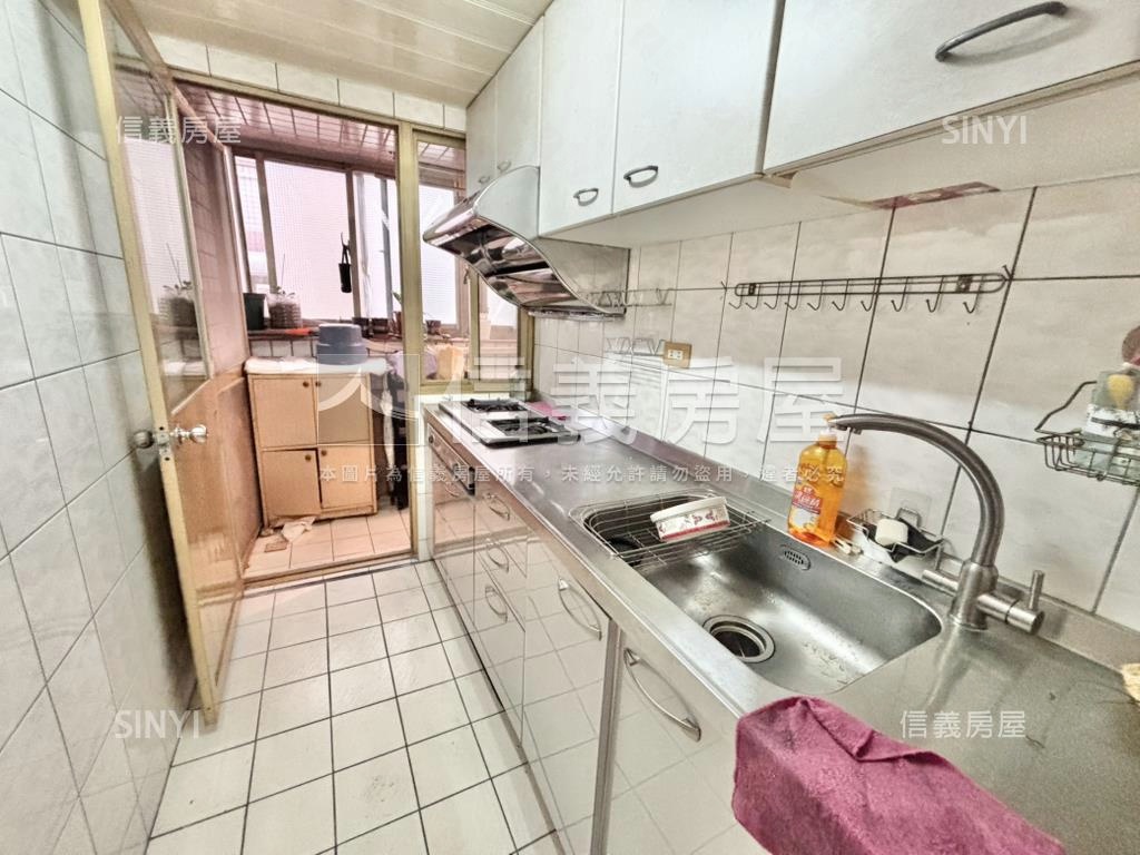 首選套房，獨立陽台及廚房房屋室內格局與周邊環境